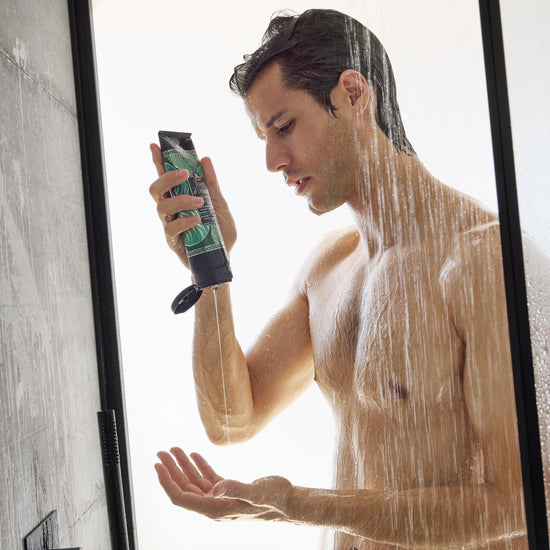 8008970037059_sandalo e vetiver_doccia shampoo_modello