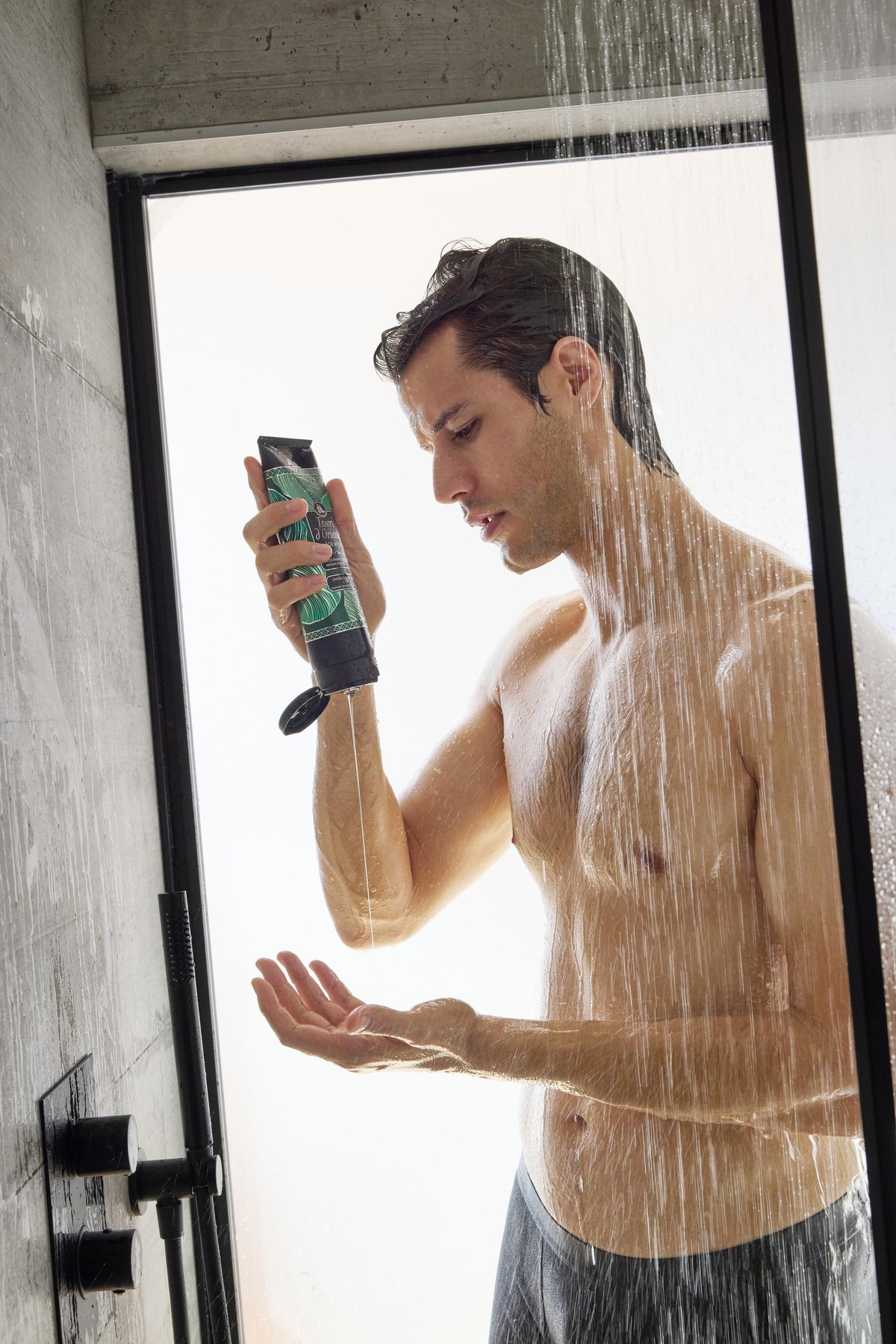8008970037059_sandalo e vetiver_doccia shampoo_modello