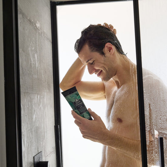 8008970037059_sandalo e vetiver_doccia shampoo_modello_3