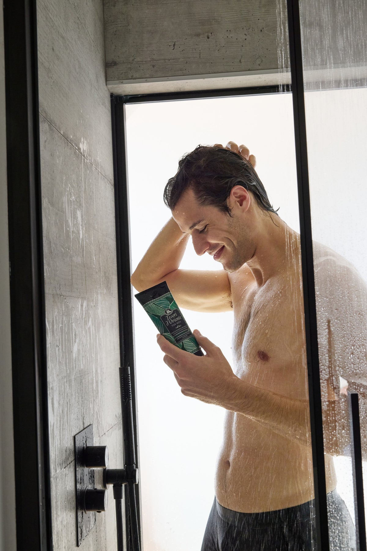 8008970037059_sandalo e vetiver_doccia shampoo_modello_3